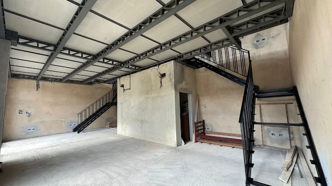 Mezanino metálico com escadas instalado em uma empresa