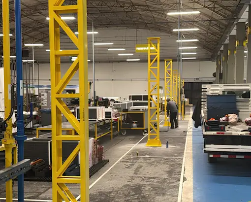 Estruturas metálicas amarelas instaladas em área de produção industrial
