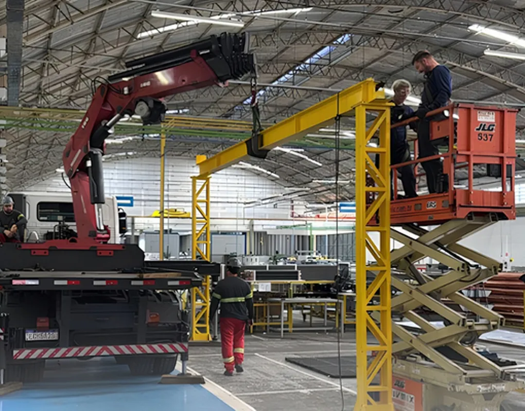 Fabricação de estrutura amarela para ponte rolante em ambiente industrial