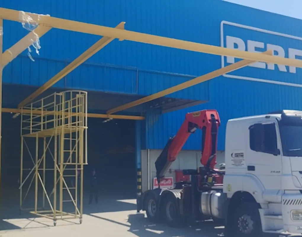 Montagem externa de estrutura metálica em instalação industrial